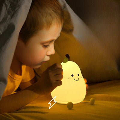 bebe veilleuse poire dans main d'enfant sous doudou