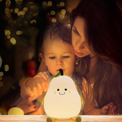 maman et son enfant devant bebe veilleuse poire