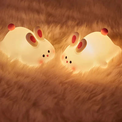 veilleuse bébé lapin face à face sur tapis