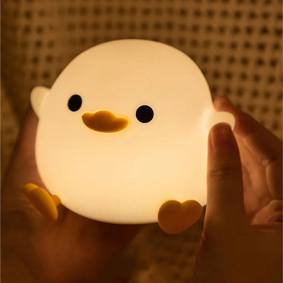 veilleuse de nuit dans les mains